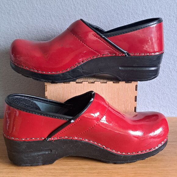 Sanita Pro Piper Women’s 6.5 7 US EU 37 Red Dye Patent Clogs Comfort - Picture 6 of 12